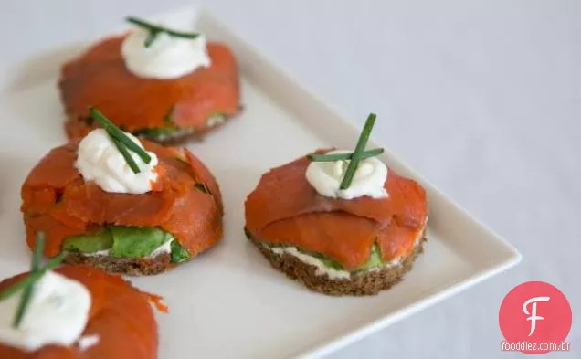 Sanduíches de dedo de salmão defumado de rosto aberto com queijo creme de rábano Herbed