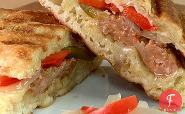 Panini de salsicha italiana quente com pimentas em conserva
