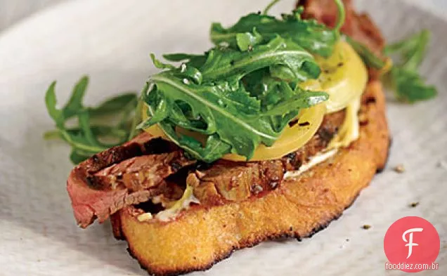 Sanduíche de bife de rosto aberto com tomates verdes em conserva