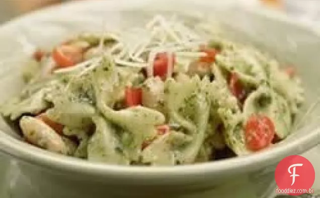 Macarrão de uma panela com tomate, feijão branco e Pesto