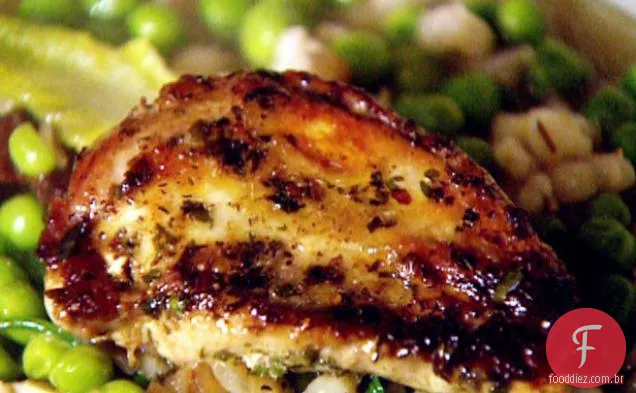 Perdiz frita com um delicado ensopado de cevada, ervilha e alface