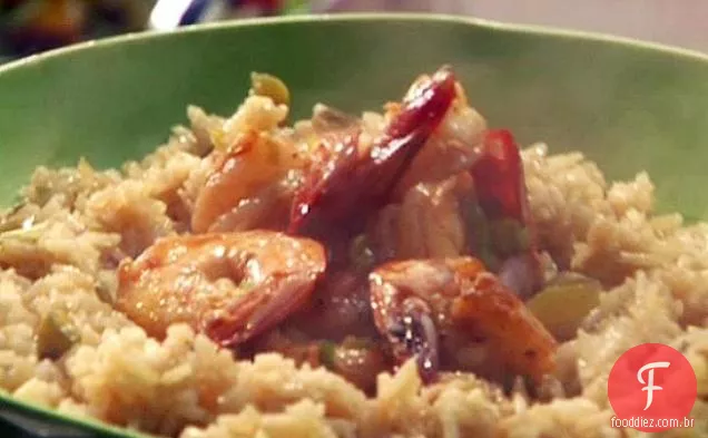 Camarão refogado de cerveja com salsa e arroz da Louisiana