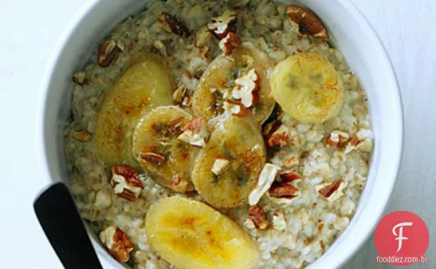 Aveia cortada em aço com nozes torradas e Bananas caramelizadas