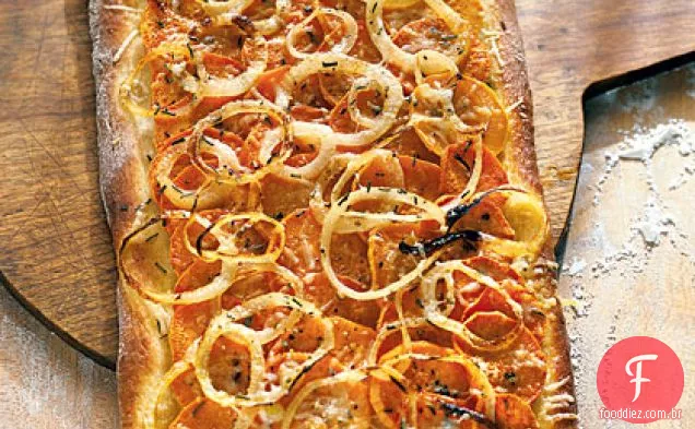 Pizza de batata doce com cebola e alecrim