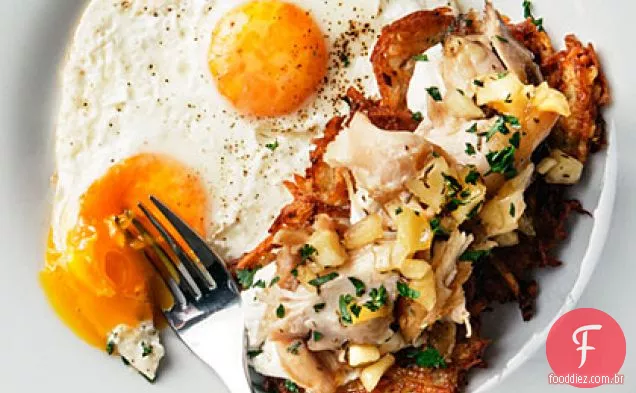 Latkes crocantes com Confit de frango e ovos