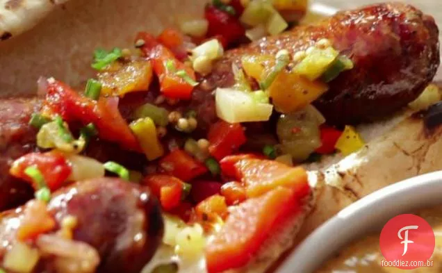 Linguiça defumada com Remoulade para churrasco e tomate verde chowchow Relish