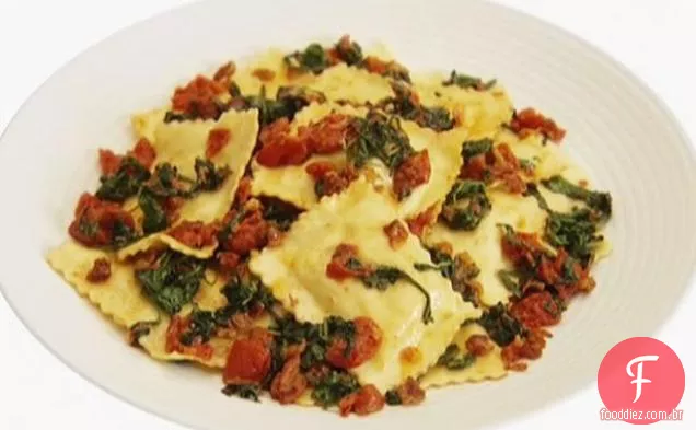 Ravioli com rúcula, tomate e Pancetta