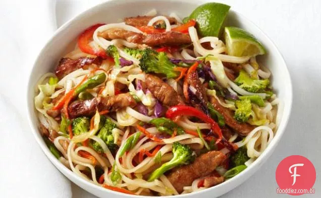 Carne de porco e macarrão salteados