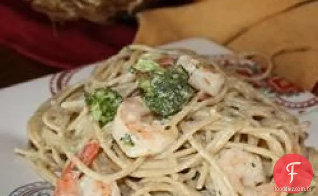 Macarrão de cabelo de anjo com camarão de alho e brócolis