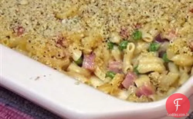 Macarrão com queijo com presunto, ervilhas e chalotas