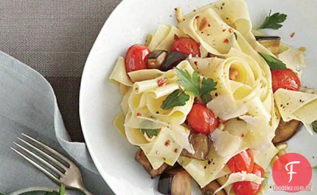 Macarrão com berinjela, pinhões e Romano