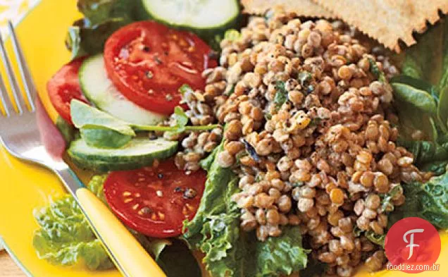 Salada de lentilha picante com iogurte e coentro