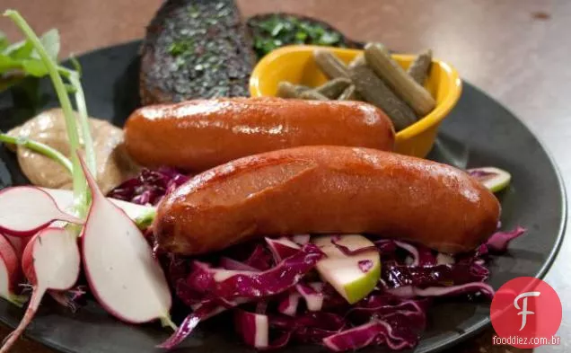 Salsichas de Wurst refogadas com repolho, cebola roxa e corte de maçã