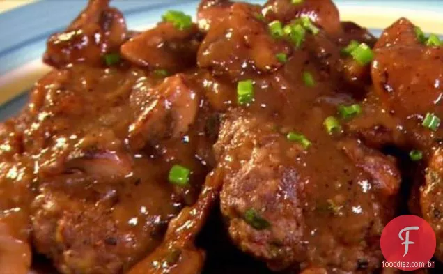 Bife picado e molho de cebola com cogumelos