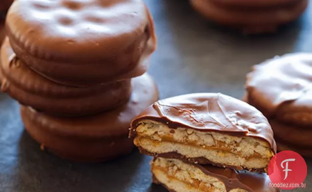 Sanduíches De Ritz Com Manteiga De Amendoim Coberta Com Chocolate