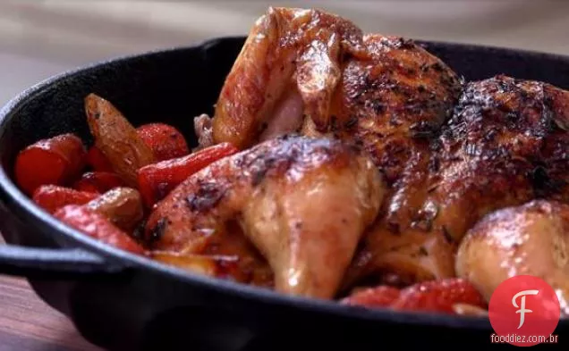 Frango Butterflied com vegetais de raiz torrados e molho de panela