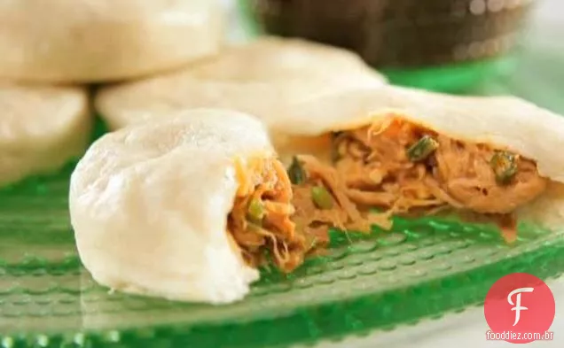 Pãezinhos de porco cozidos no vapor com molho hoisin