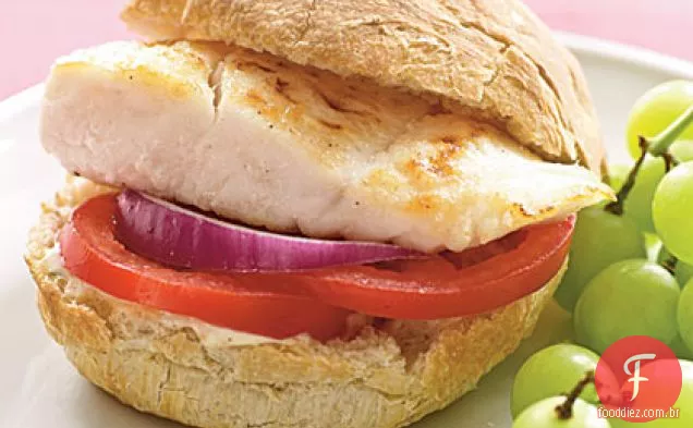 Sanduíches de alabote com molho picante de tártaro