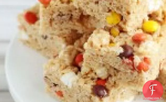 Manteiga de amendoim arroz Krispie trata com pedaços de Reese