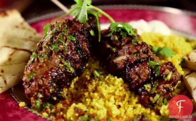 Kebabs de carne marroquina com cuscuz Curry, Raita e vinagrete Charmoula