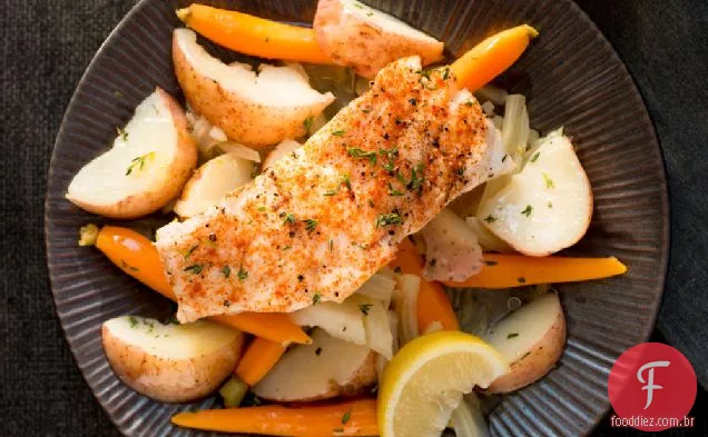 Um prato escalfado alabote e legumes