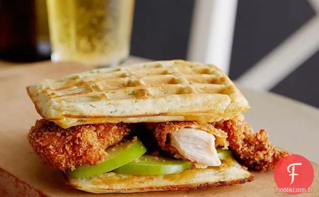 Sanduíche crocante de Waffle de frango e cebolinha