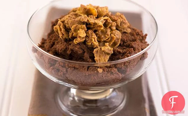 Mousse De Manteiga De Amendoim Com Chocolate Ao Leite Com Cobertura De Trituração