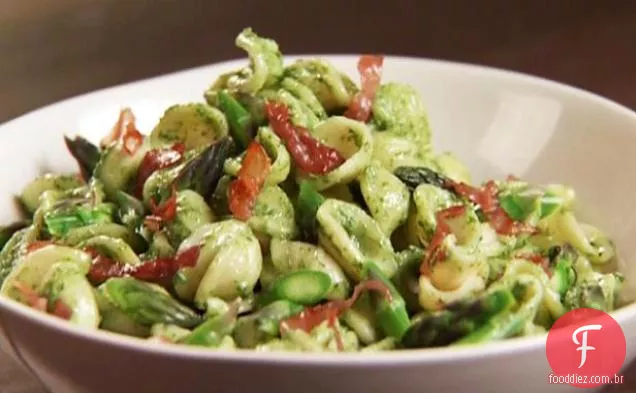 Espinafre-massa de Pesto de ricota com Prosciutto crocante e aspargos