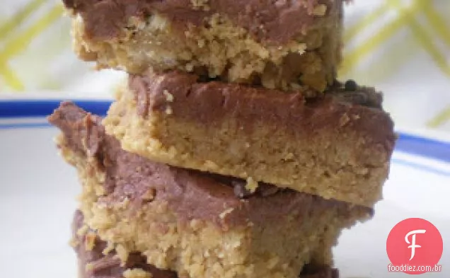O Caramelo De Manteiga De Amendoim Desmorona Com Creme De Manteiga De Chocolate Derretido