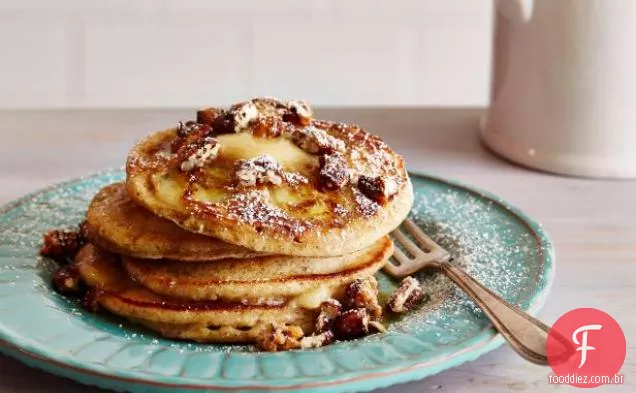 Panquecas de Banana e noz-pecã com manteiga de bordo