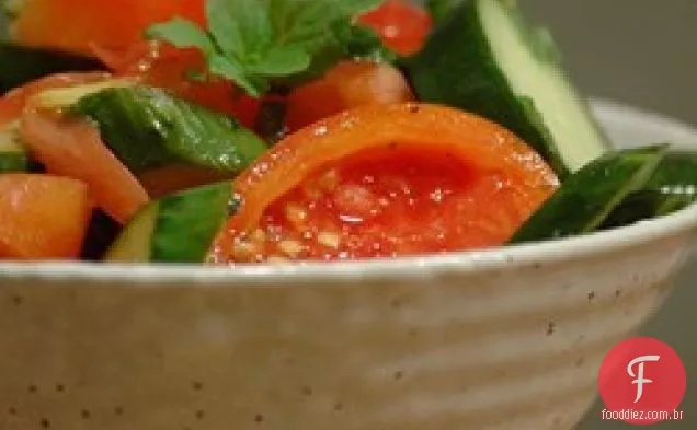 Salada de pepino de tomate com hortelã
