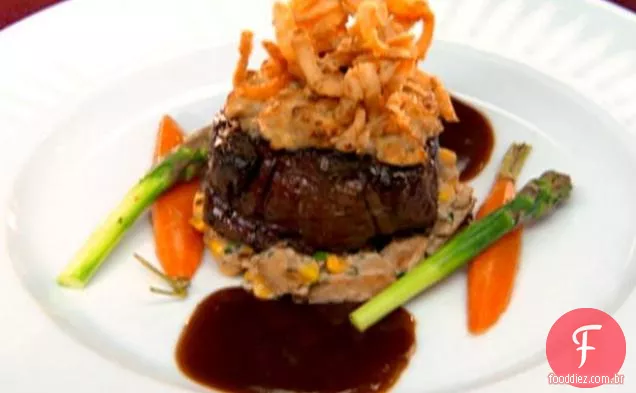 Filet Crusted de queijo azul com batata e haxixe de milho e uma redução do Porto