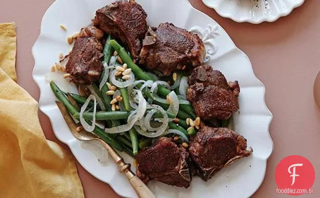 Spice esfregou costeletas de cordeiro com feijão verde