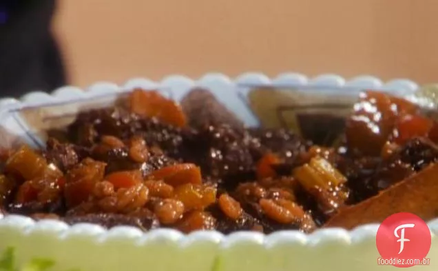 Ensopado de carne e cevada de Sunny com pão de pimenta crocante