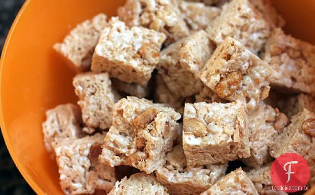 Receita De Tratamento De Krispie De Arroz De Chocolate Branco Com Amendoim Cristalizado