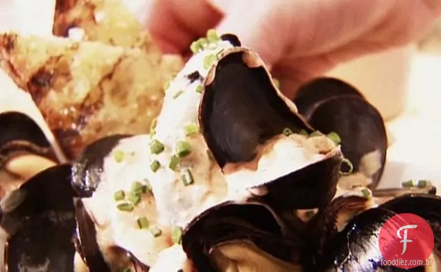 Mexilhões cozidos no vapor com pimenta vermelha picante Aioli