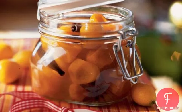 Kumquats em calda temperada com cravo, canela e anis estrelado