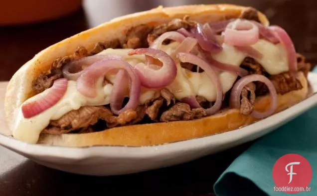 Cheesesteaks Philly com Fontina derretida e cebolas vermelhas salteadas