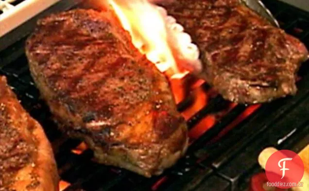 Bife grelhado e salada de pêssego com molho de queijo azul cremoso