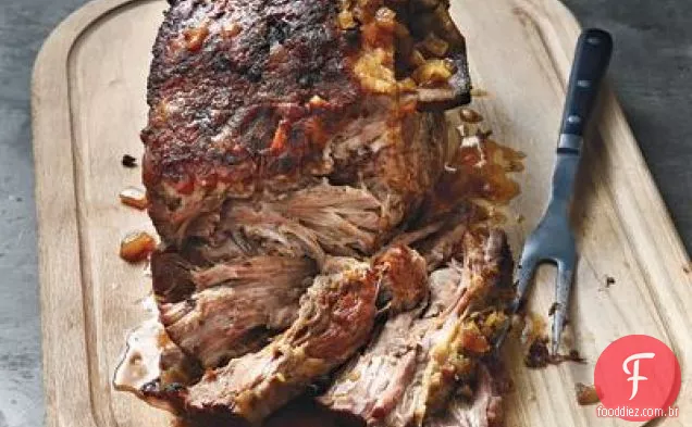 Costeletas de porco assadas em molho de tomate e cogumelo