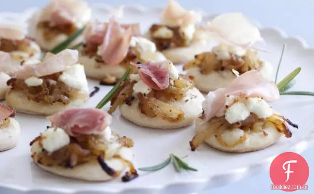 Pizzettes com cebola caramelizada, queijo de cabra e Prosciutto