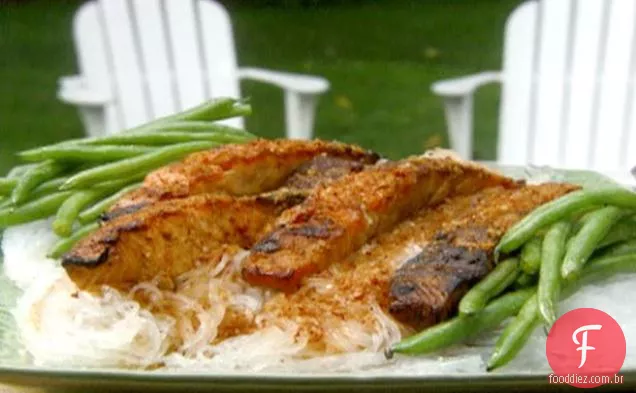Bifes de salmão grelhado com molho Chipotle-Ponzu e feijão verde grelhado