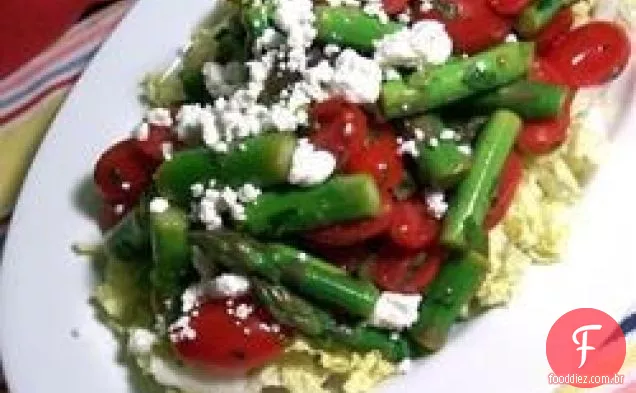 Espargos frescos, tomate e salada de Feta