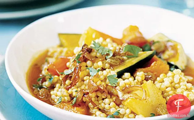 Cuscuz de pérola com legumes de queda e cebola caramelizada