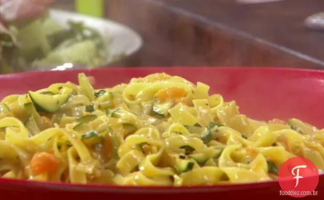 Fitas douradas macarrão com abobrinha e tomate