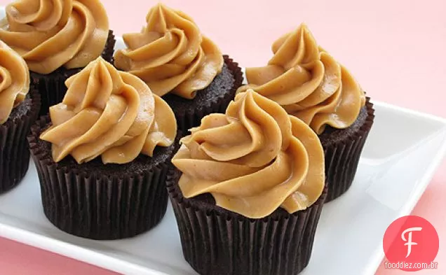 Cupcakes de Chocolate escuro com Mousse De Manteiga De Amendoim