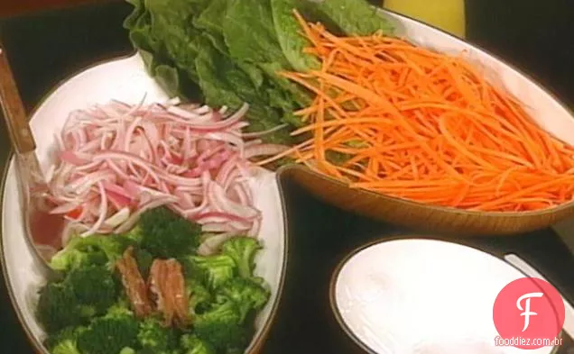 Faça sua própria salada com molho de alho de limão
