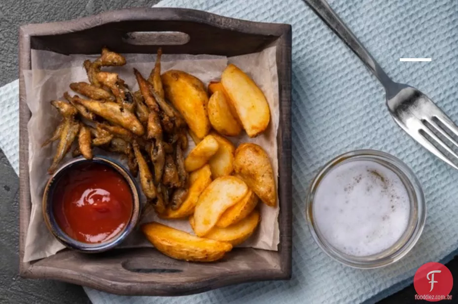 Peixe e batatas fritas em estilo inglês