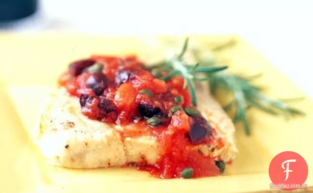 Azeite-Mahimahi escalfado com molho de tomate Mediterrâneo