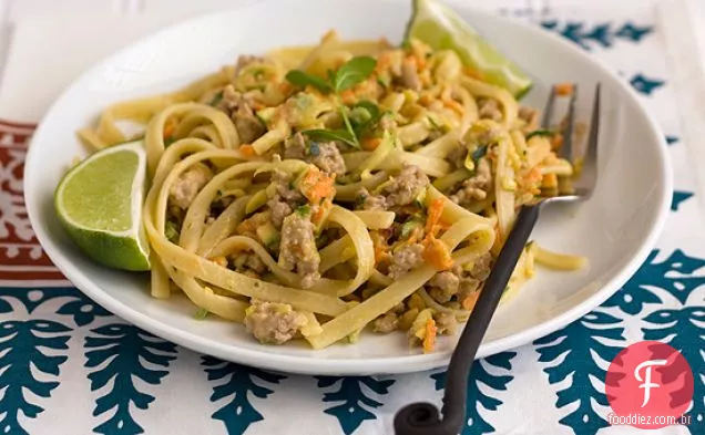 Macarrão De Amendoim Picante Com Carne De Porco E Legumes Picados